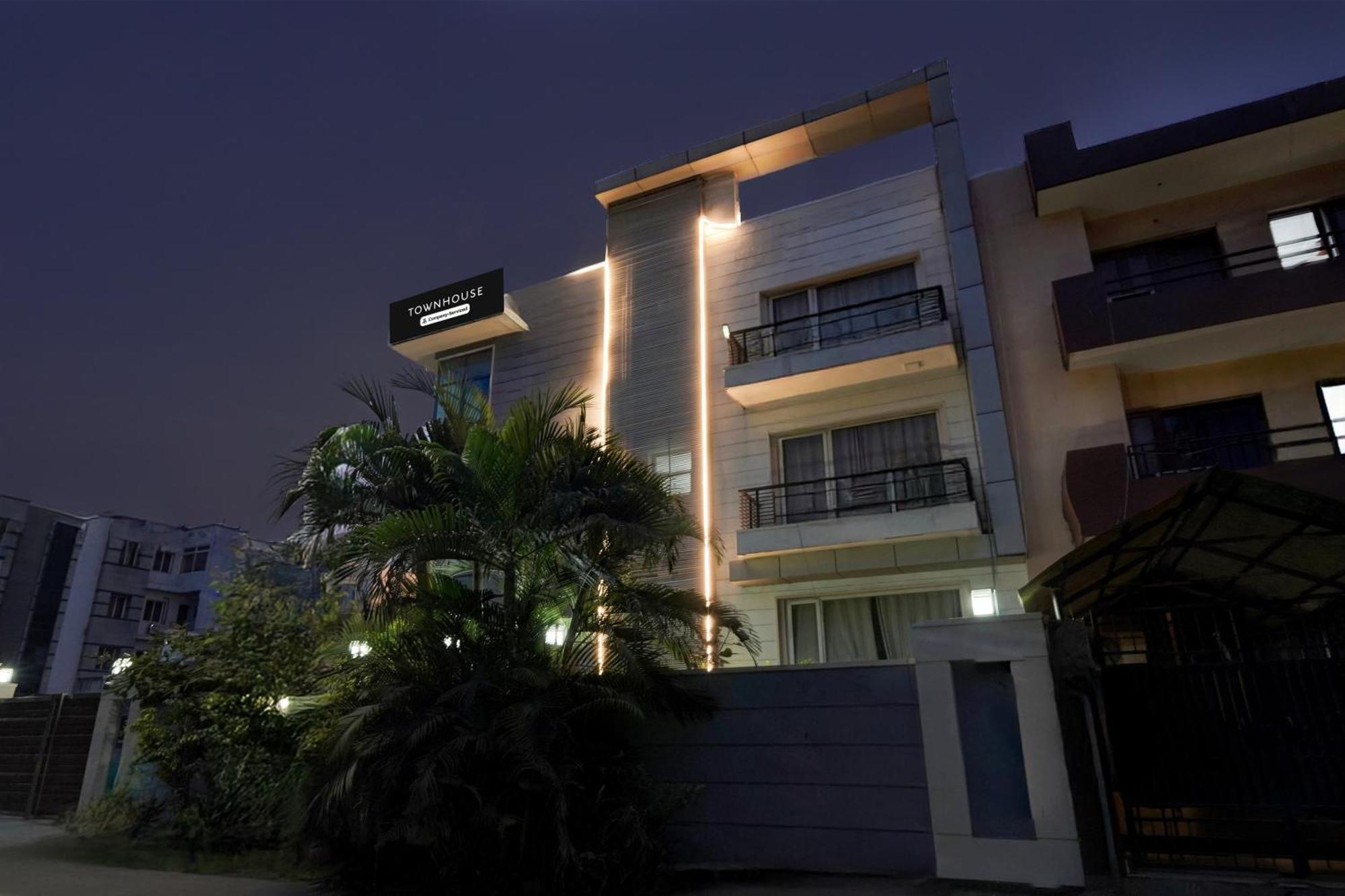 Hotel Super Townhouse Sector 51 Noida Near Metro Station Esterno foto