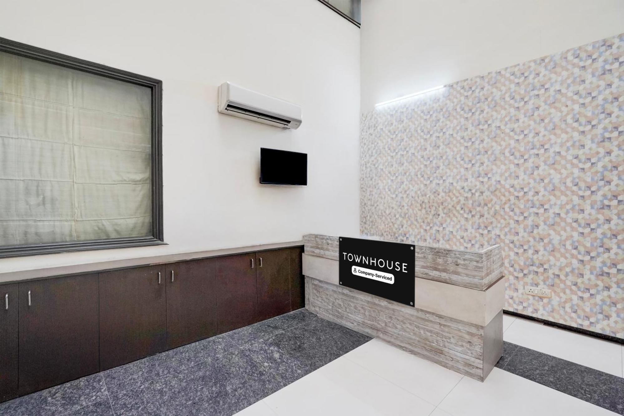 Hotel Super Townhouse Sector 51 Noida Near Metro Station Esterno foto